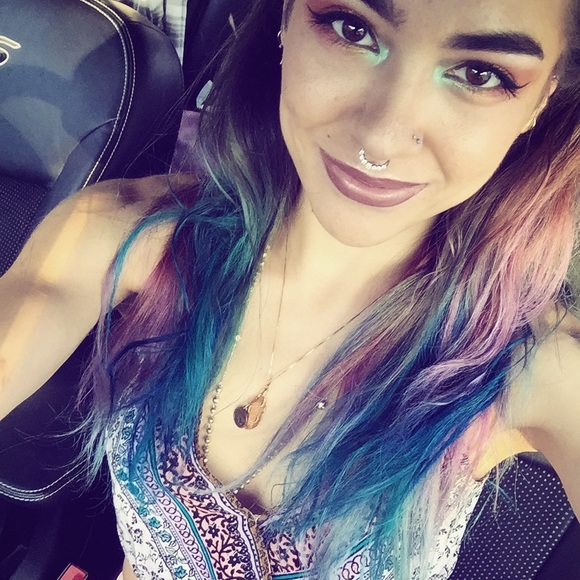 Meet your Posher, Christina - Picture 4 of 4